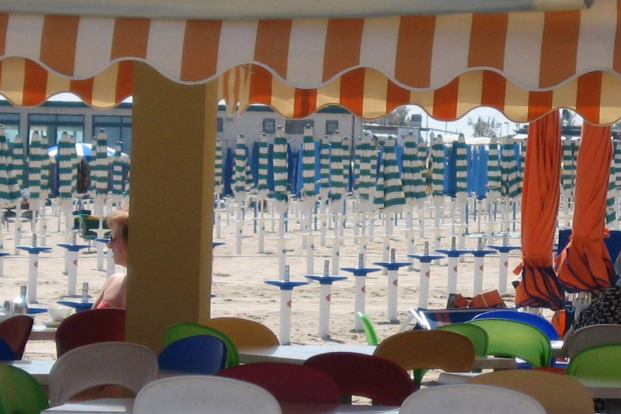 Hotel Atlantic Riviera Misano Adriatico Esterno foto
