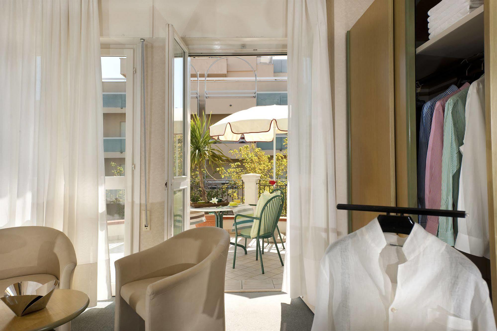 Hotel Atlantic Riviera Misano Adriatico Esterno foto